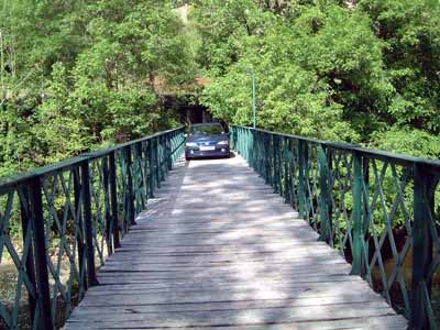 Crossing the footbridge Le Moulinot